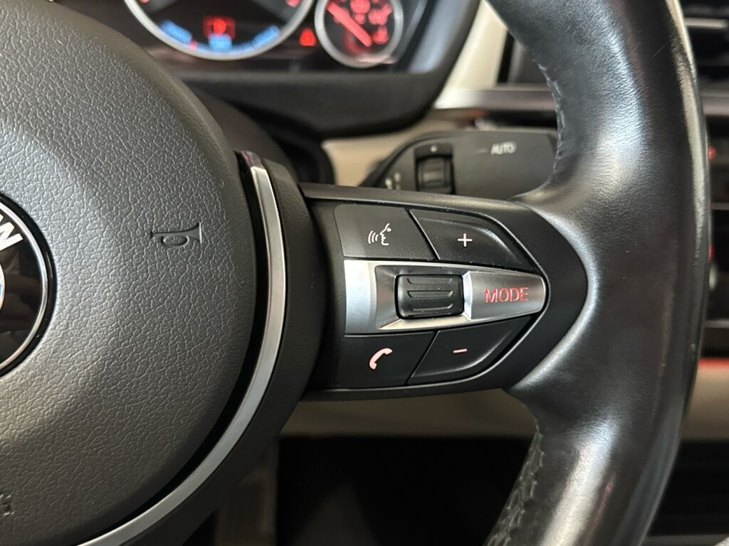 BMW 330 2017 Punainen