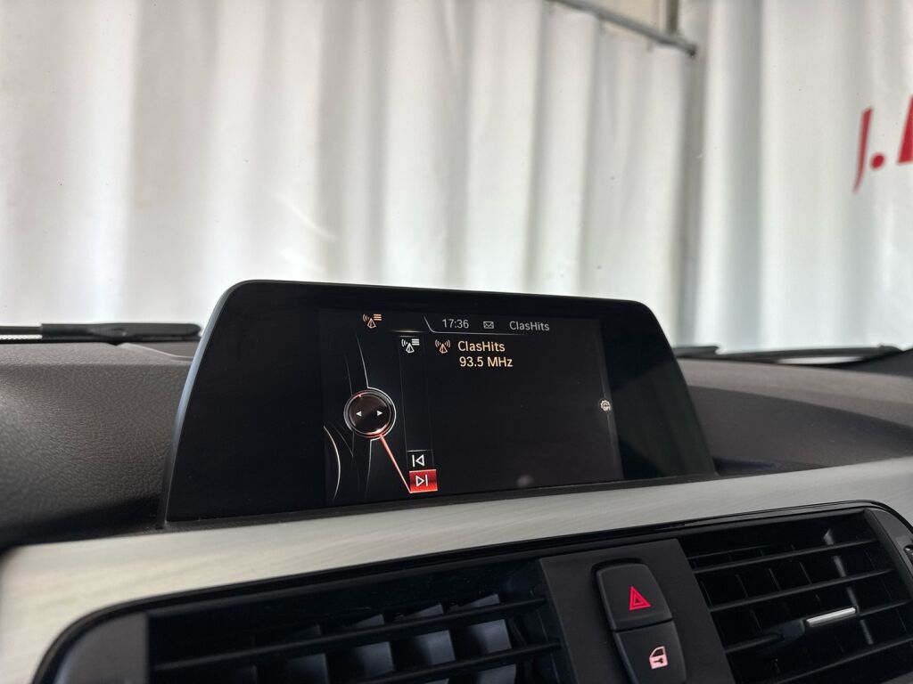 BMW 330 2017 Punainen