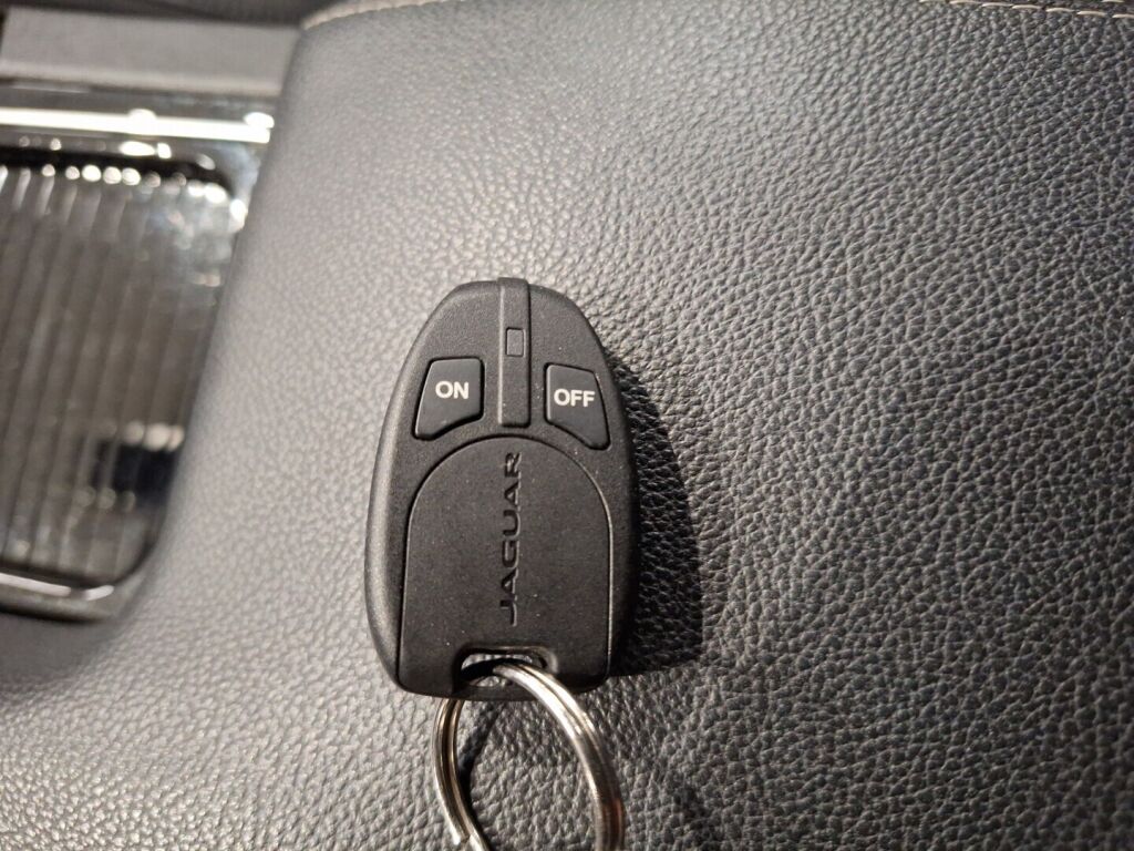 Jaguar F-PACE 2017 Harmaa