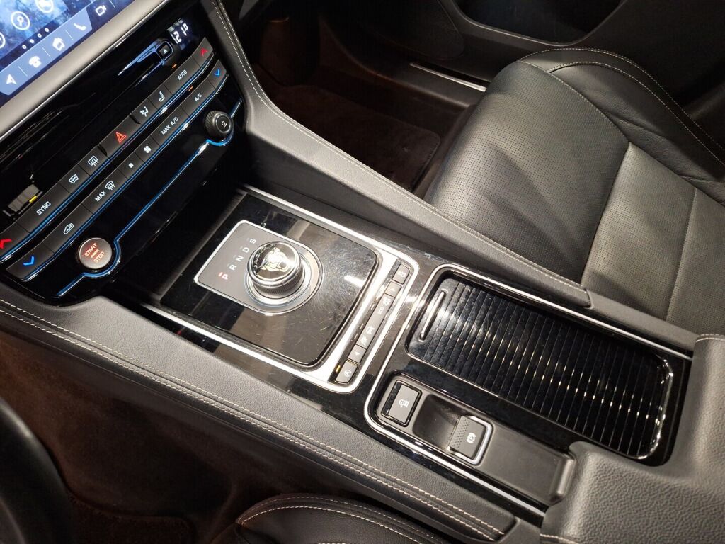 Jaguar F-PACE 2017 Harmaa