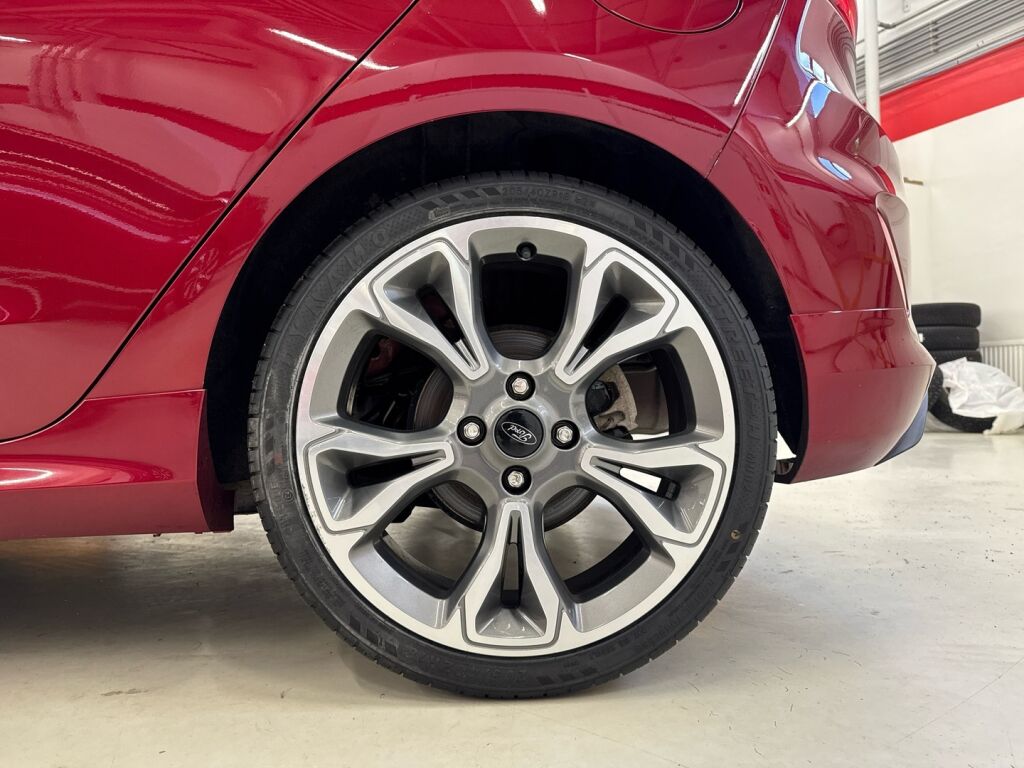 Ford Fiesta 2019 Punainen