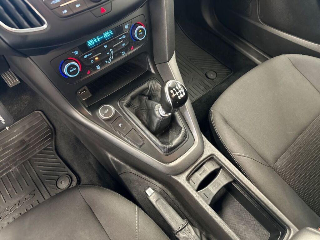 Ford Focus 2018 Valkoinen
