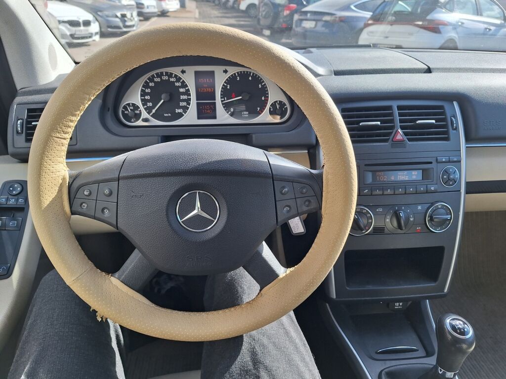 Mercedes-Benz B 2008 Ruskea (beige)