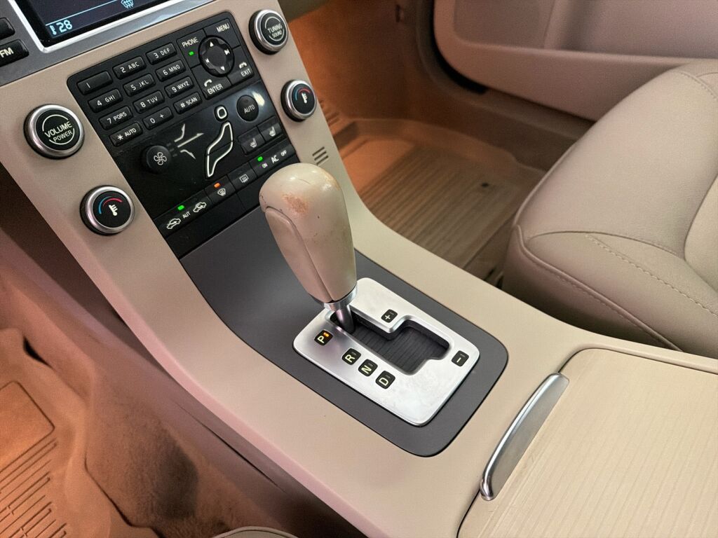 Volvo V70 2008 Harmaa