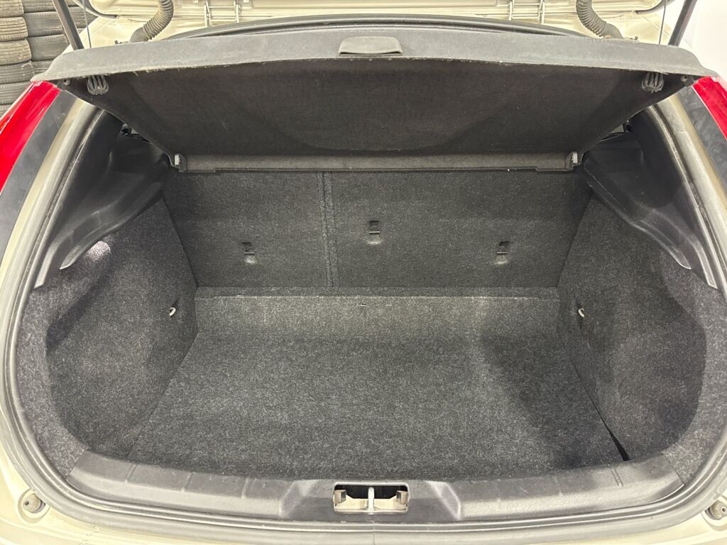 Volvo V40 2018 Ruskea (beige)