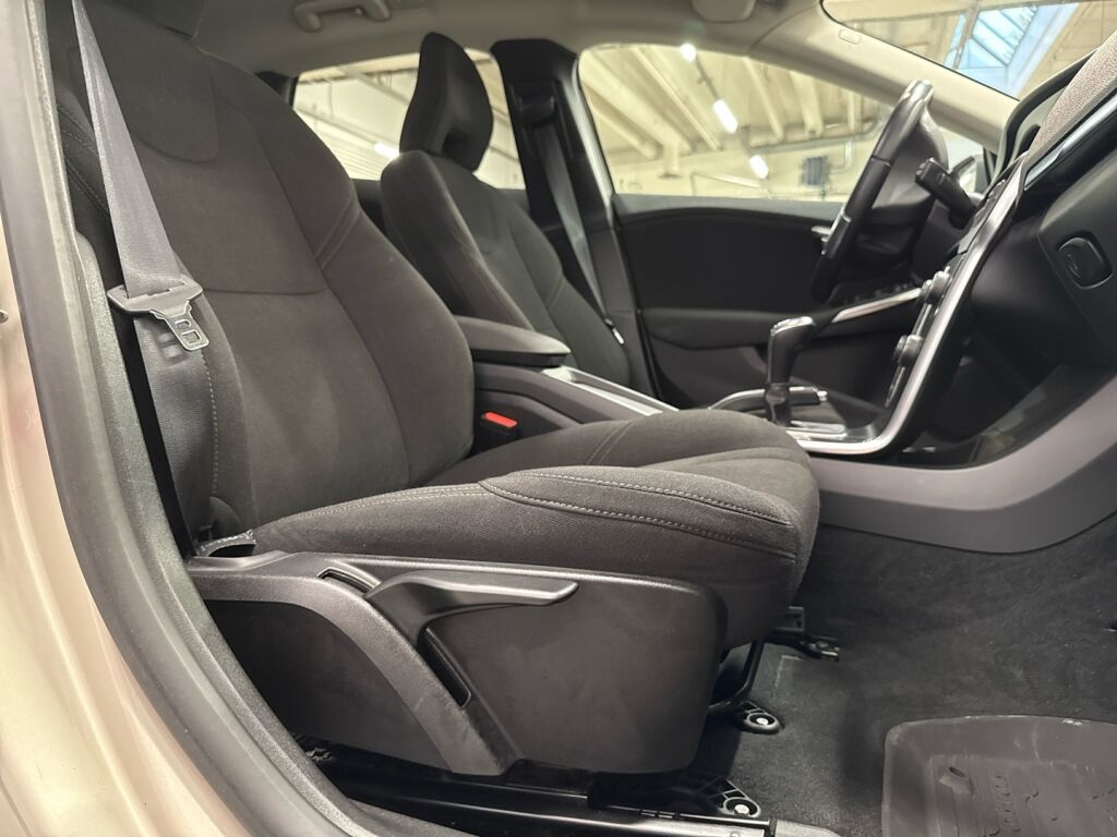 Volvo V40 2018 Ruskea (beige)