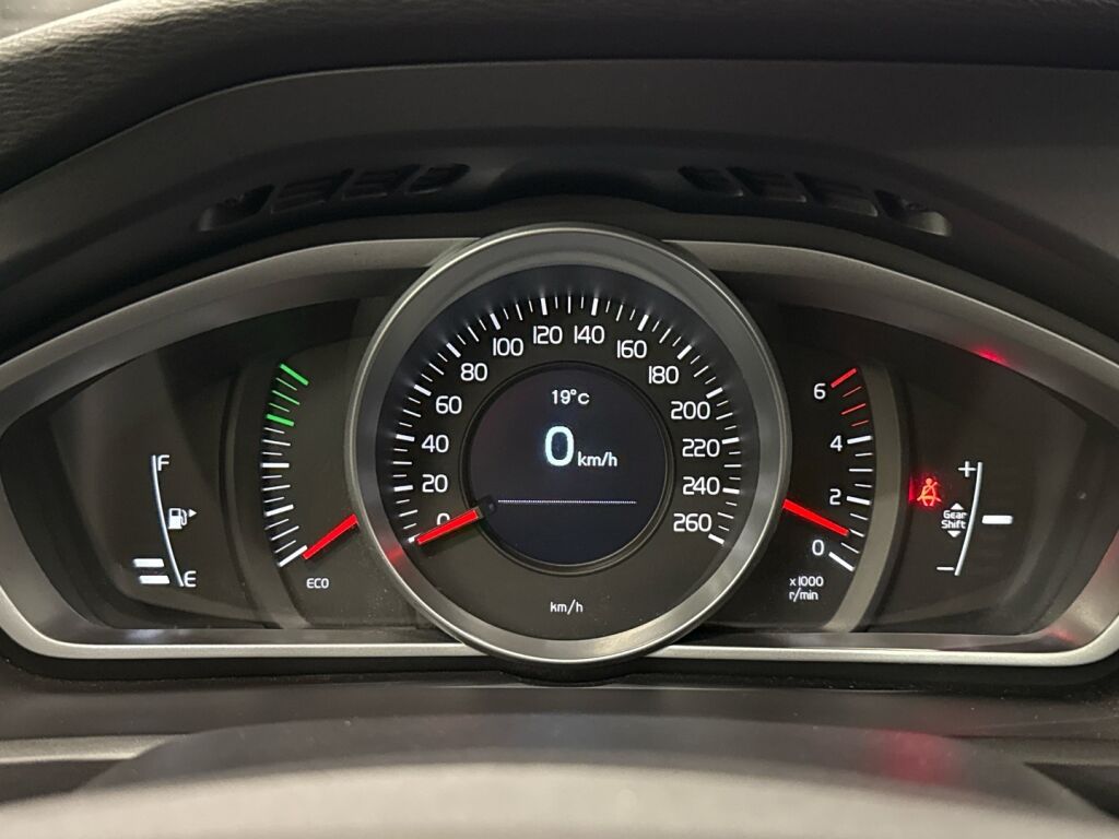 Volvo V40 2018 Ruskea (beige)