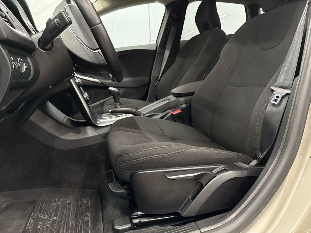 Volvo V40 2018 Ruskea (beige)