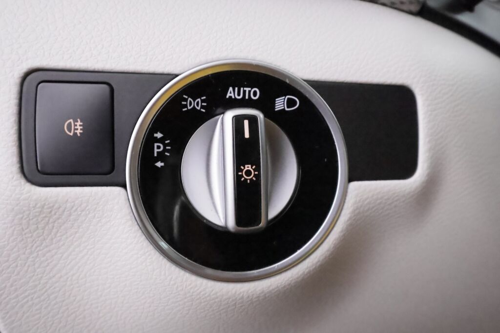 Mercedes-Benz B 2018 Punainen