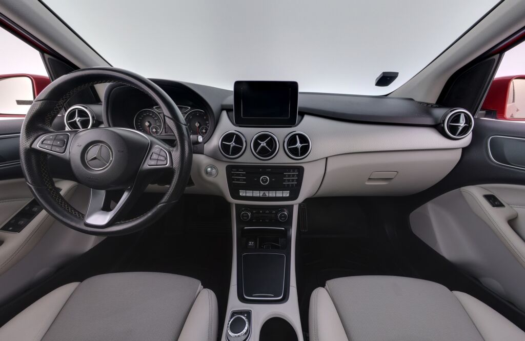 Mercedes-Benz B 2018 Punainen