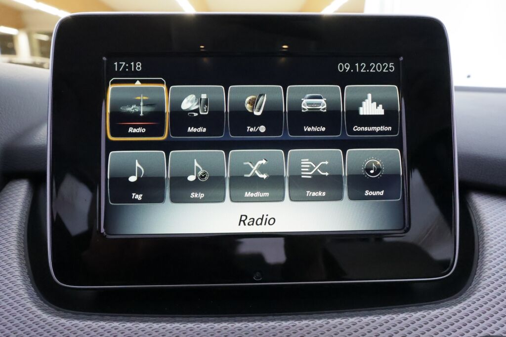 Mercedes-Benz B 2018 Punainen