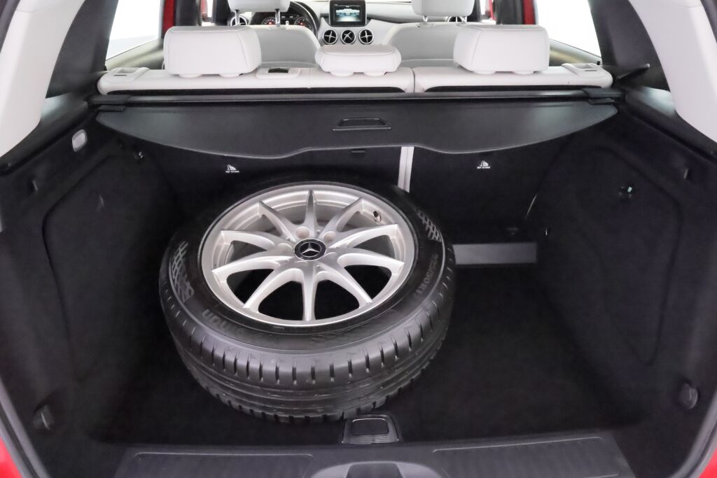 Mercedes-Benz B 2018 Punainen