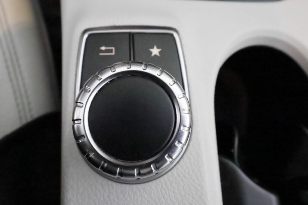 Mercedes-Benz B 2018 Punainen