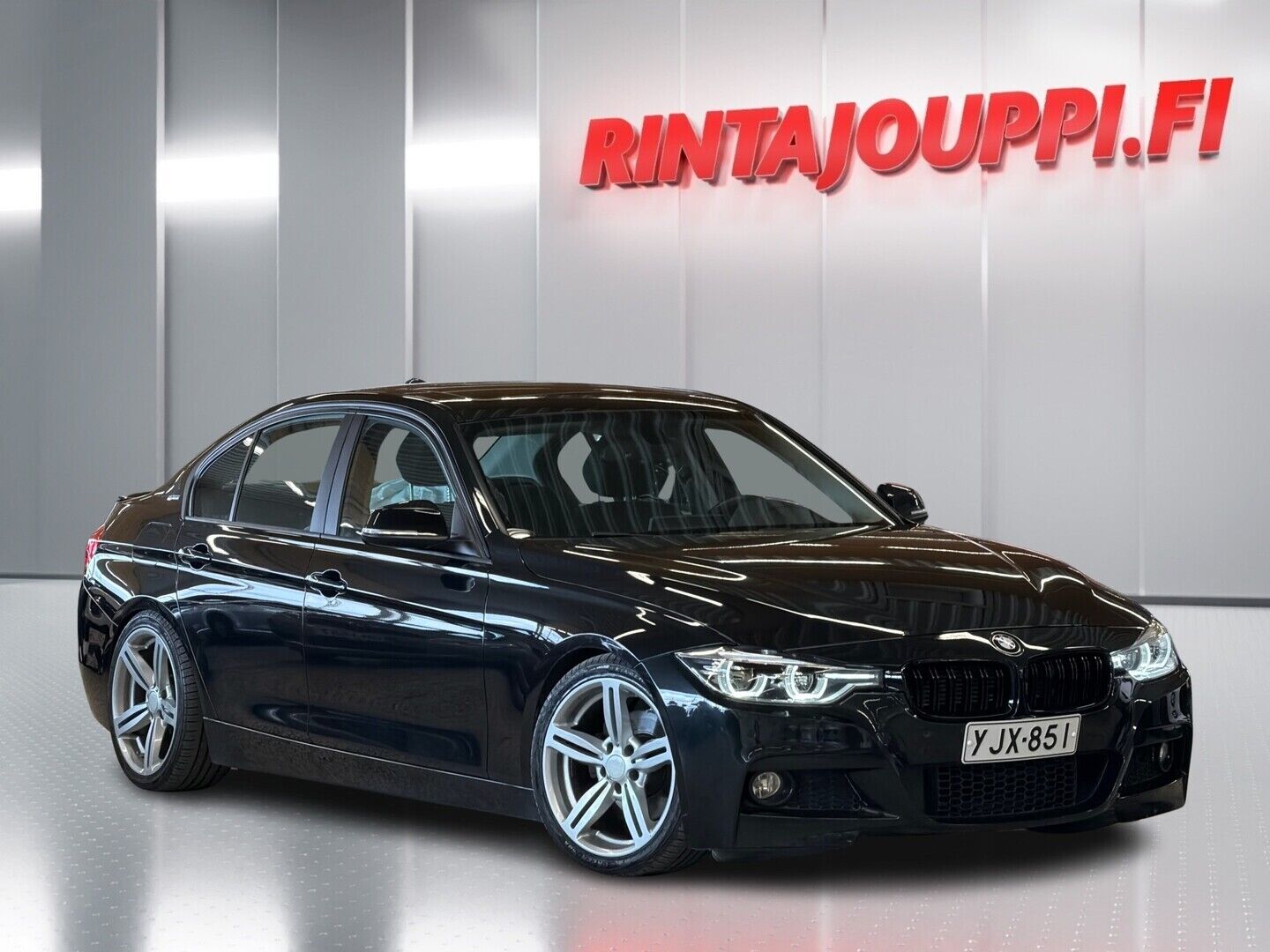 Musta BMW 330