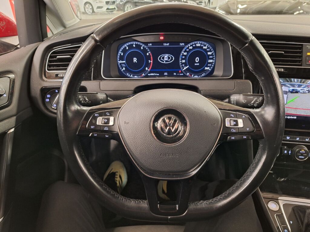 Volkswagen Golf 2018 Punainen