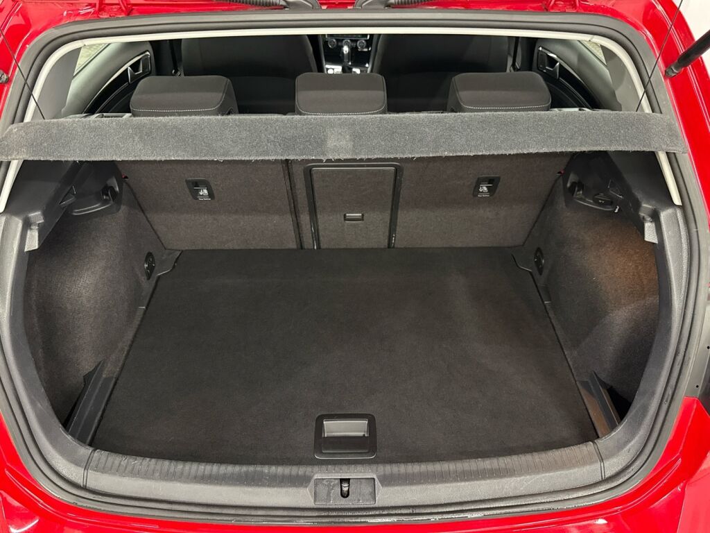 Volkswagen Golf 2018 Punainen