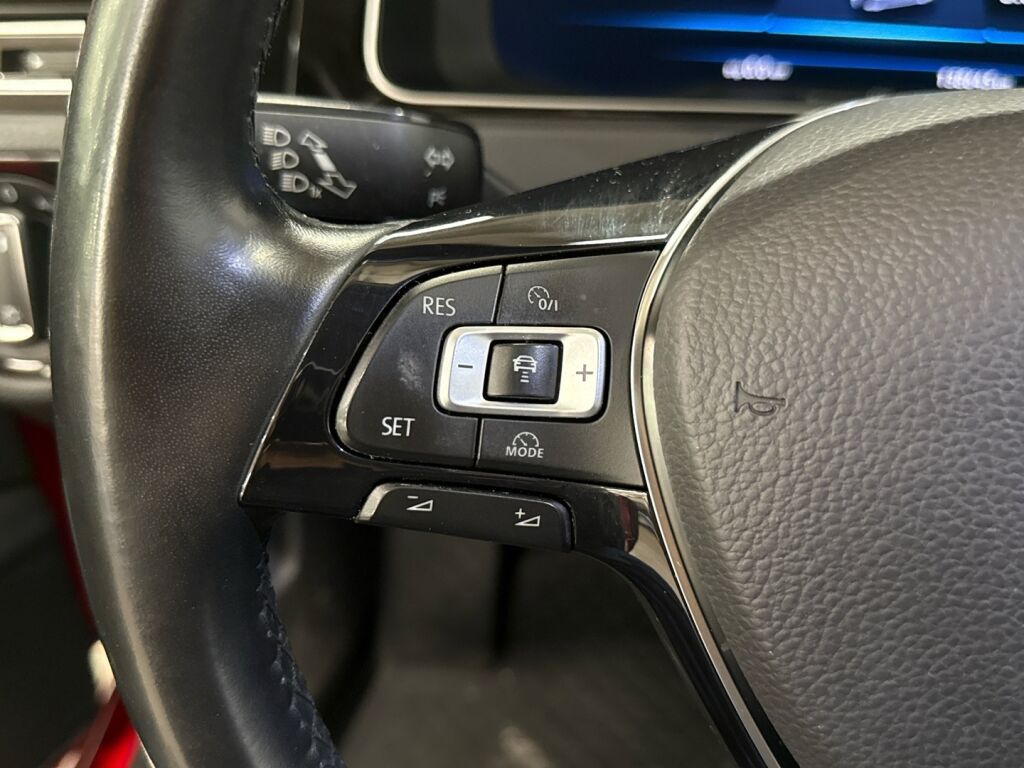 Volkswagen Golf 2018 Punainen