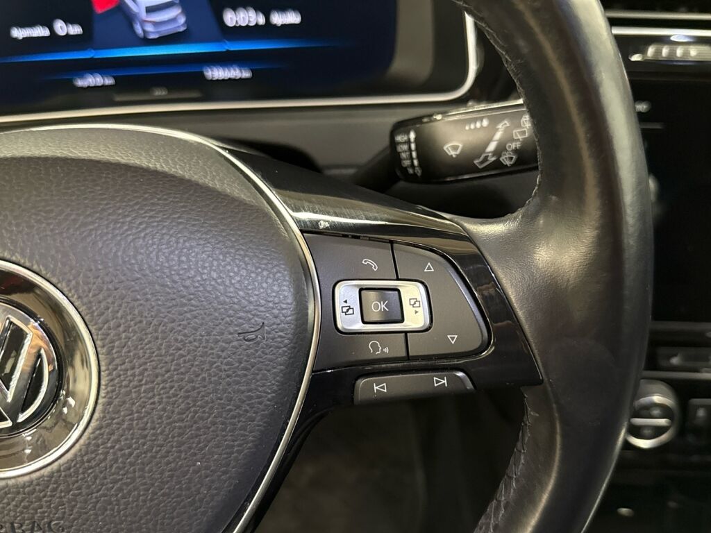 Volkswagen Golf 2018 Punainen