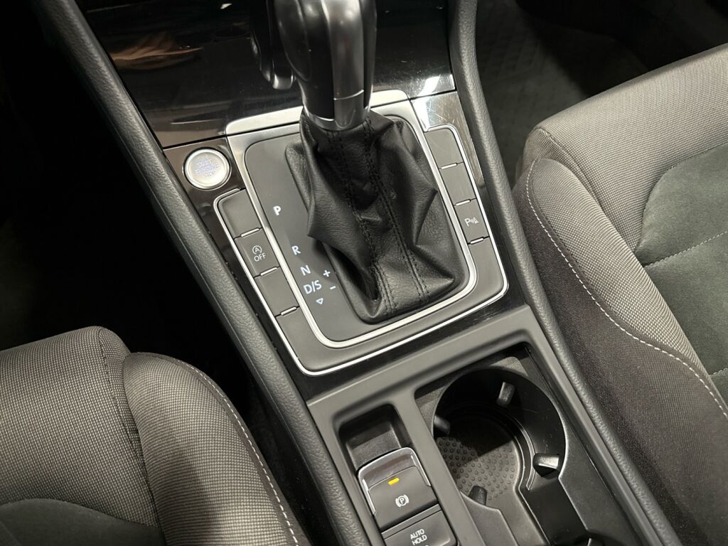 Volkswagen Golf 2018 Punainen