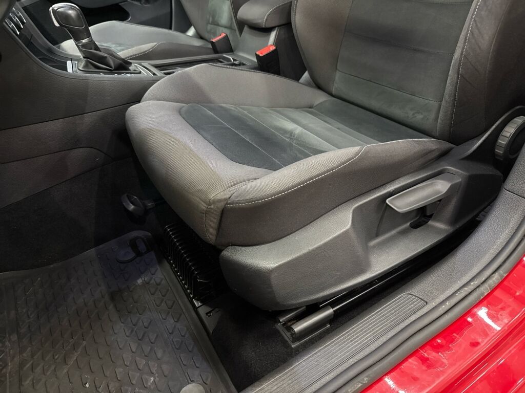 Volkswagen Golf 2018 Punainen