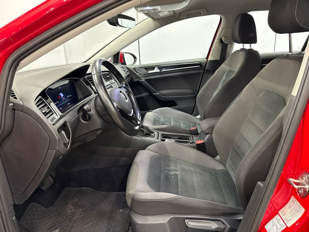 Volkswagen Golf 2018 Punainen