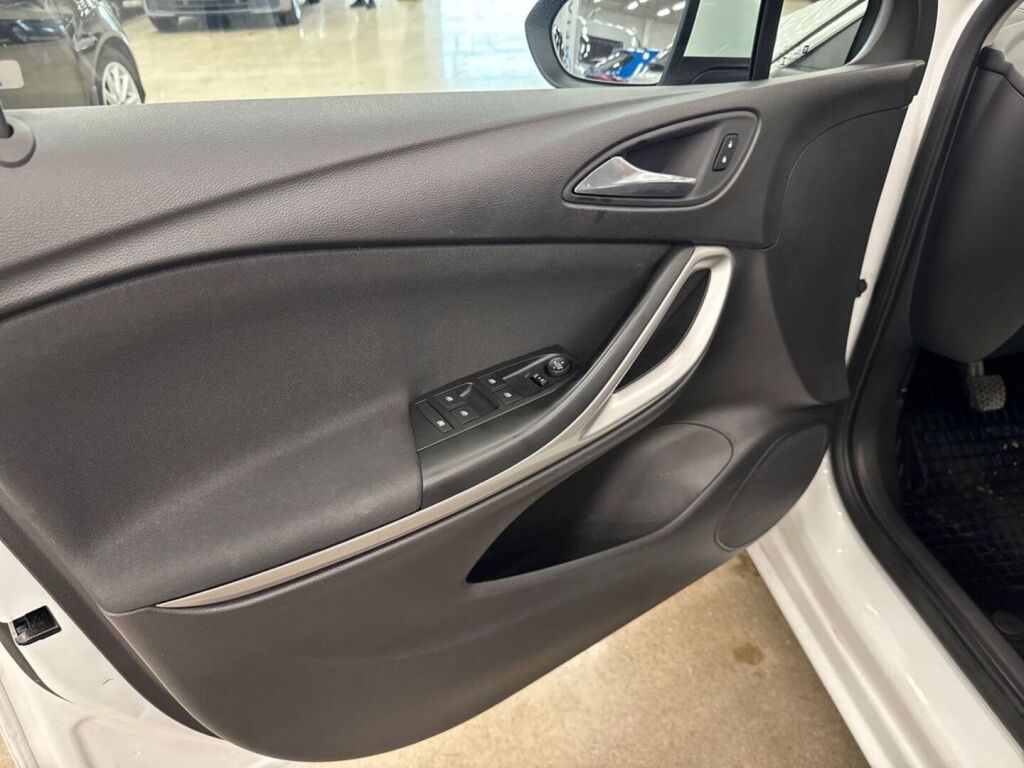 Opel Astra 2018 Valkoinen