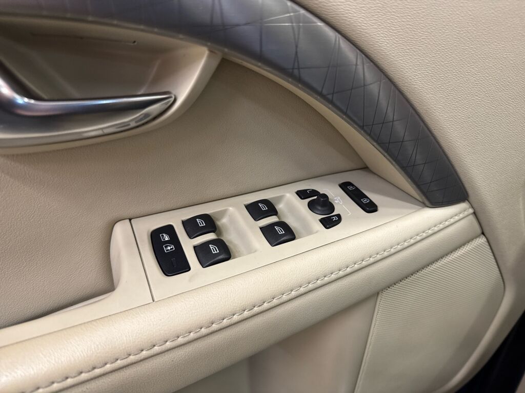 Volvo XC70 2012 Sininen