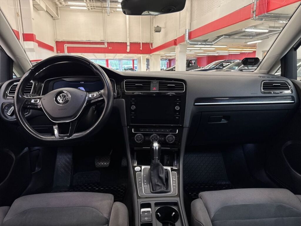 Volkswagen Golf 2018 Valkoinen