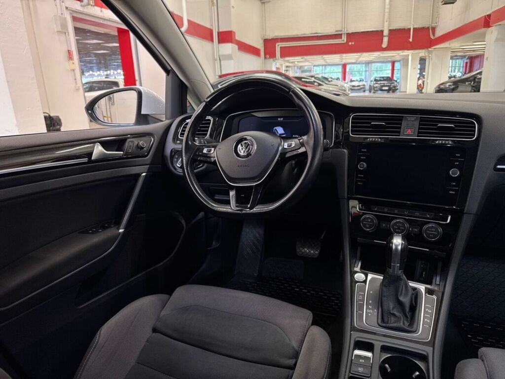 Volkswagen Golf 2018 Valkoinen