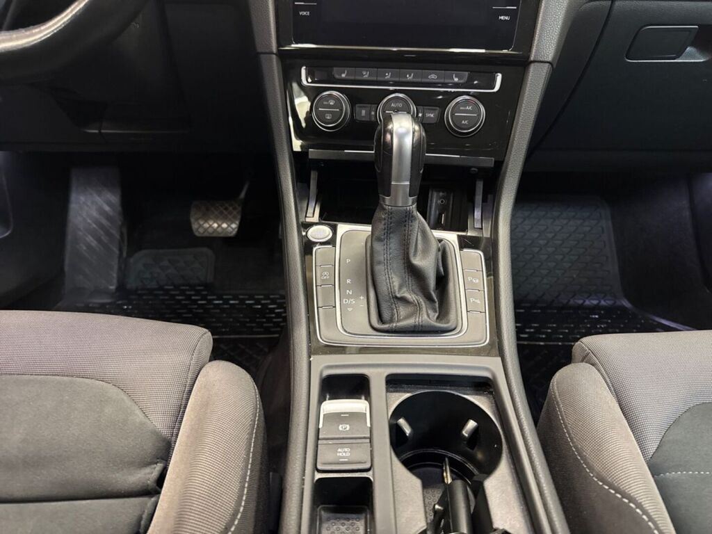 Volkswagen Golf 2018 Valkoinen
