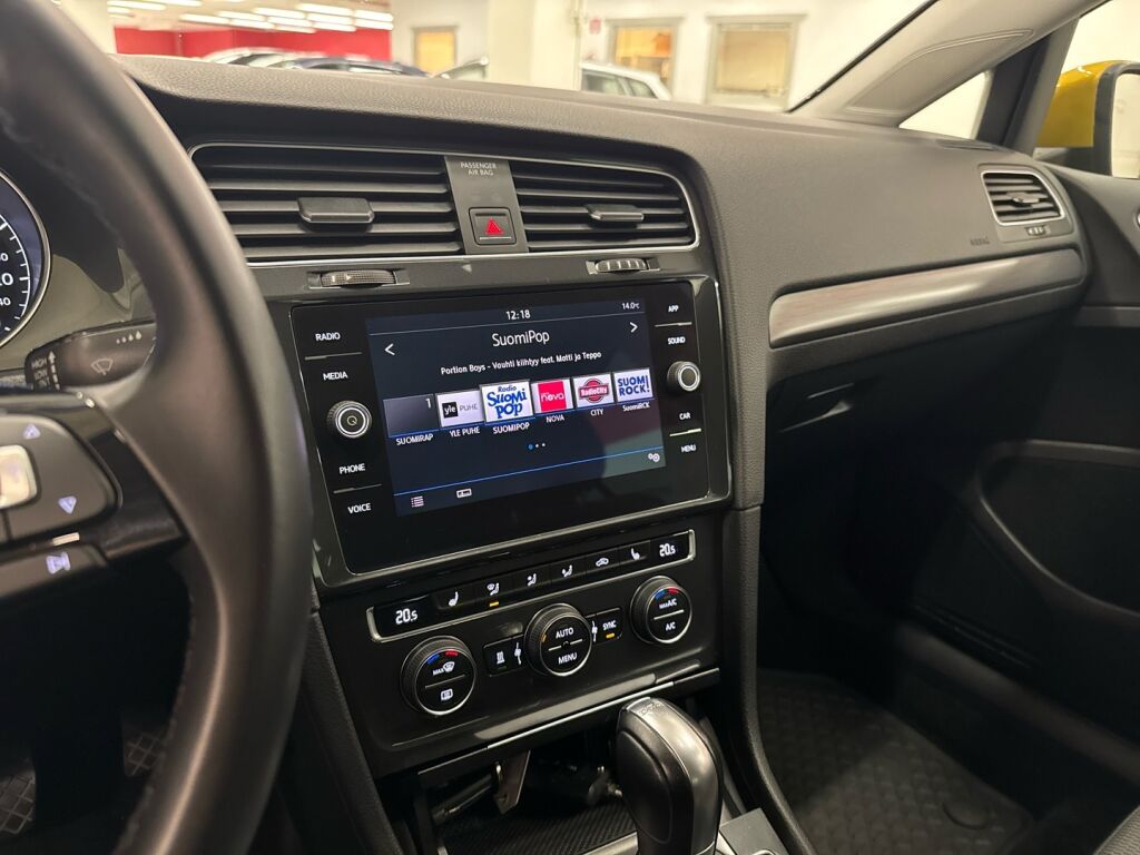Volkswagen Golf 2018 Keltainen