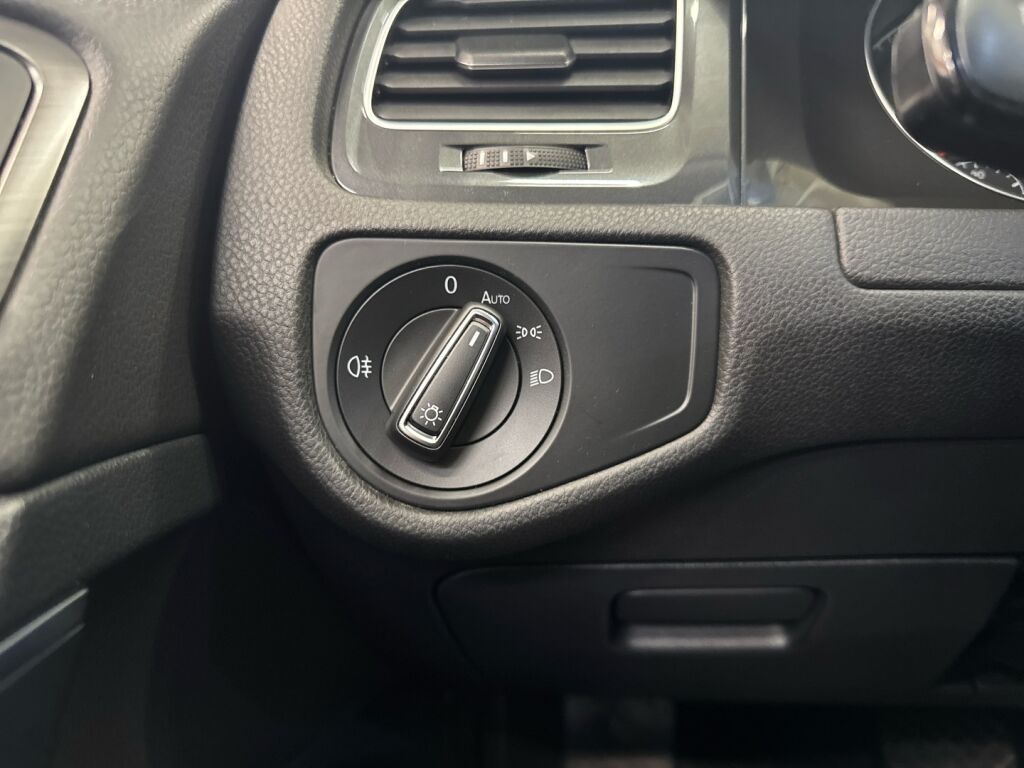 Volkswagen Golf 2018 Keltainen