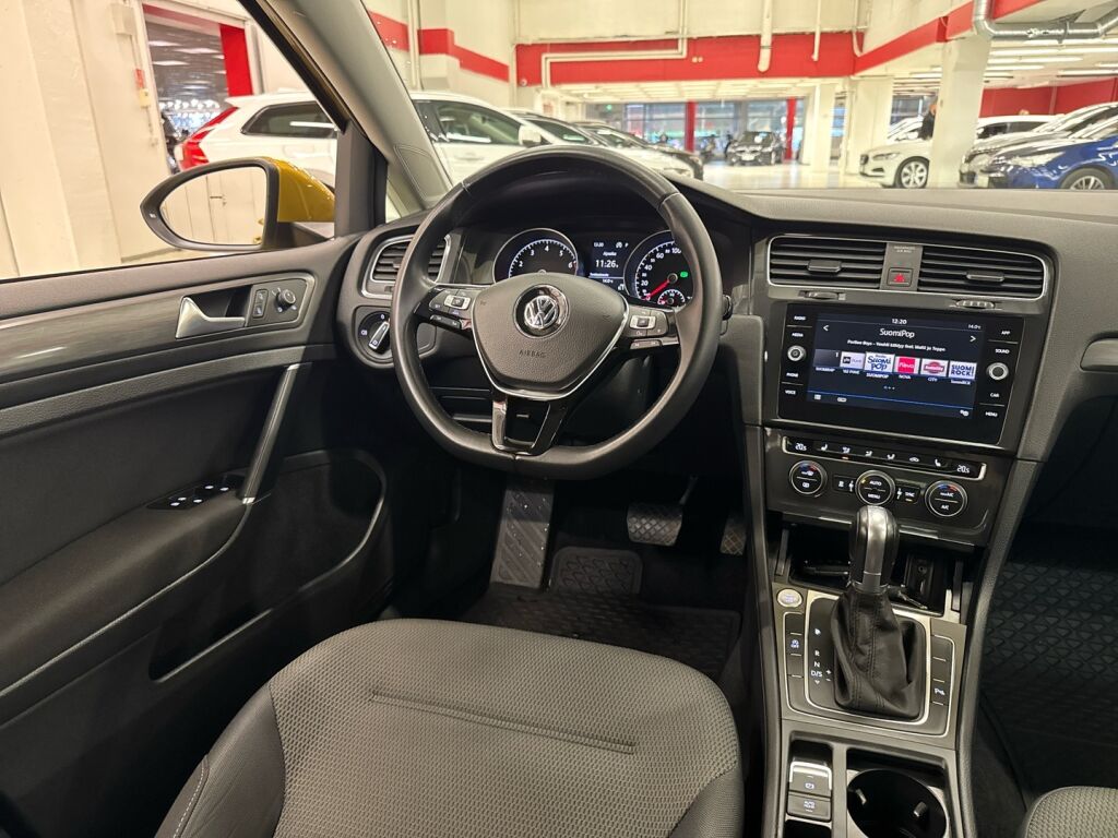 Volkswagen Golf 2018 Keltainen