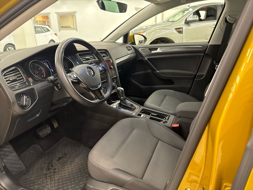 Volkswagen Golf 2018 Keltainen