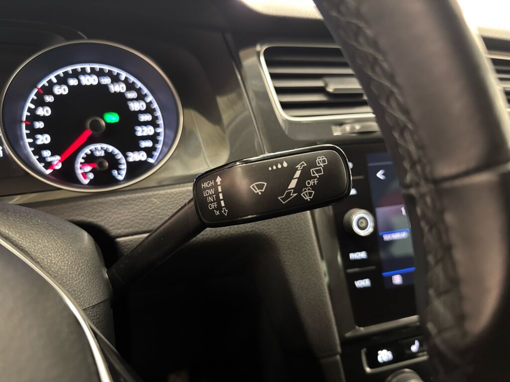 Volkswagen Golf 2018 Keltainen