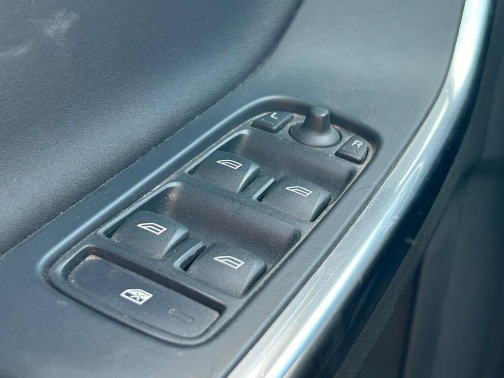 Volvo V60 2011 Punainen