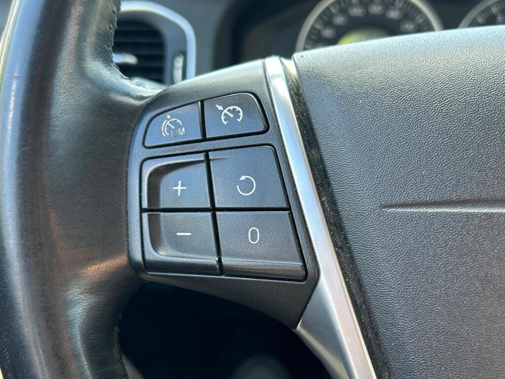 Volvo V60 2011 Punainen