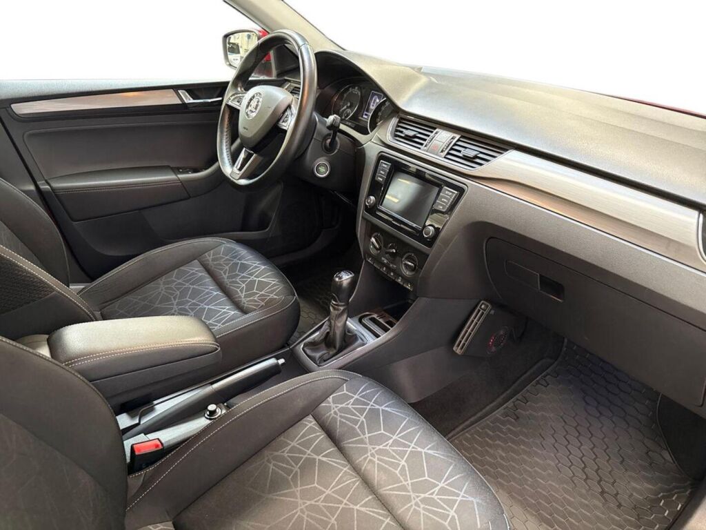 Skoda Rapid 2018 Punainen