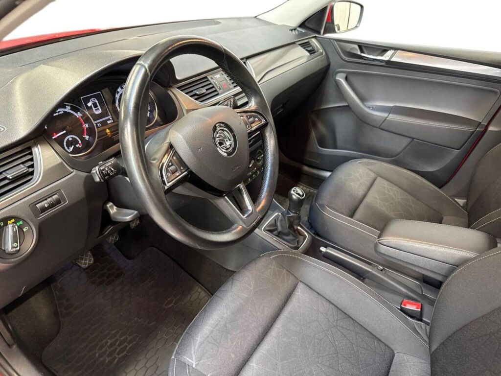 Skoda Rapid 2018 Punainen