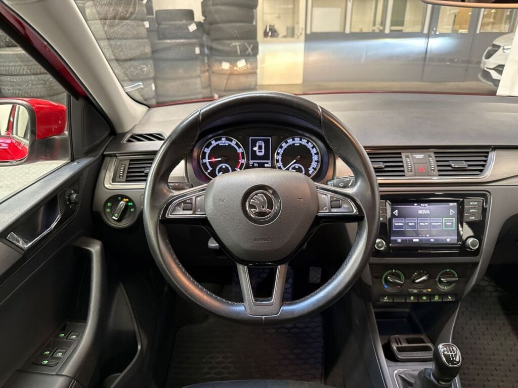 Skoda Rapid 2018 Punainen
