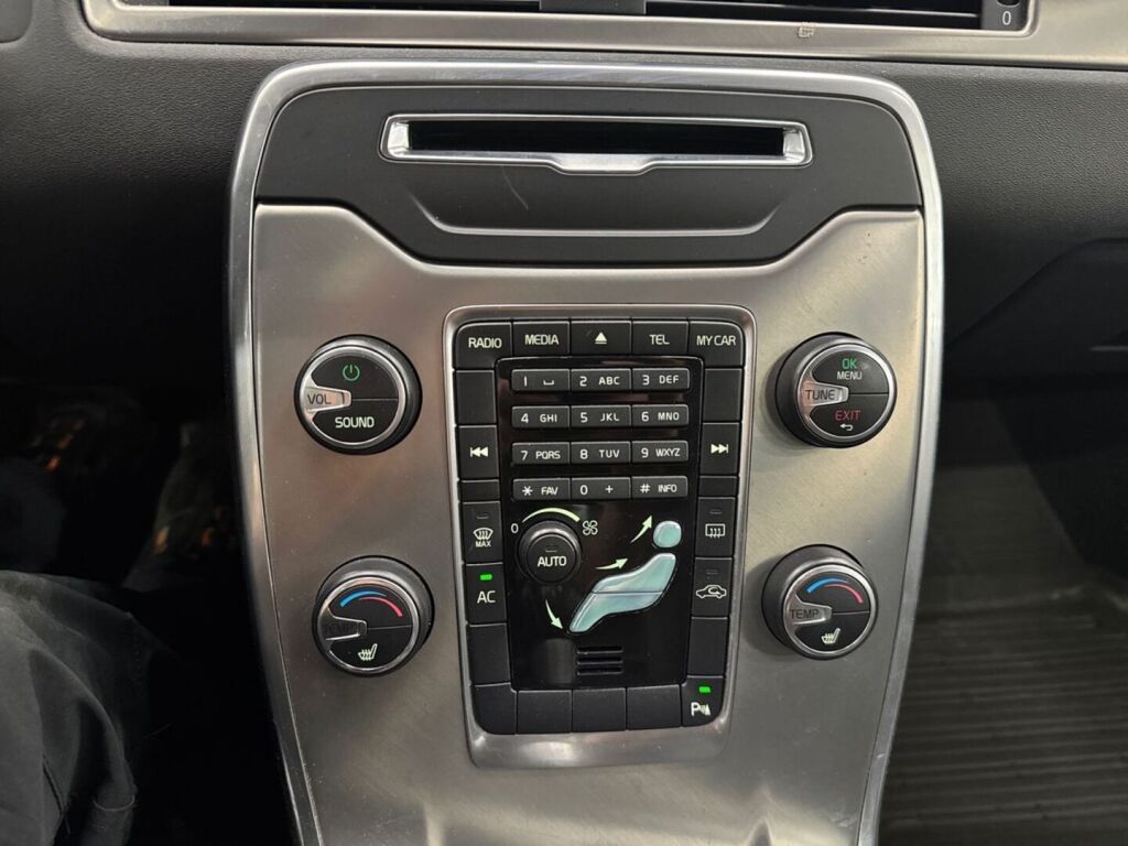 Volvo V70 2011 Musta