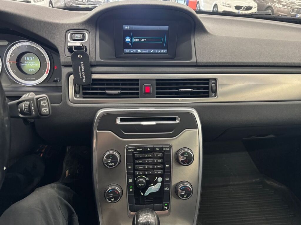 Volvo V70 2011 Musta