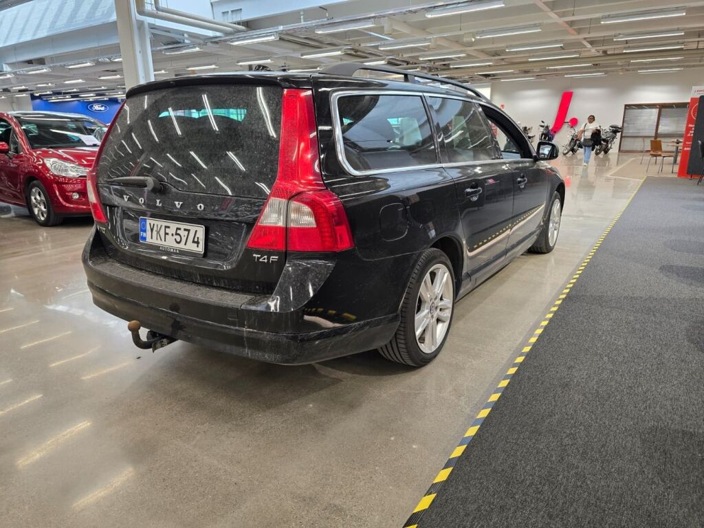 Volvo V70 2011 Musta