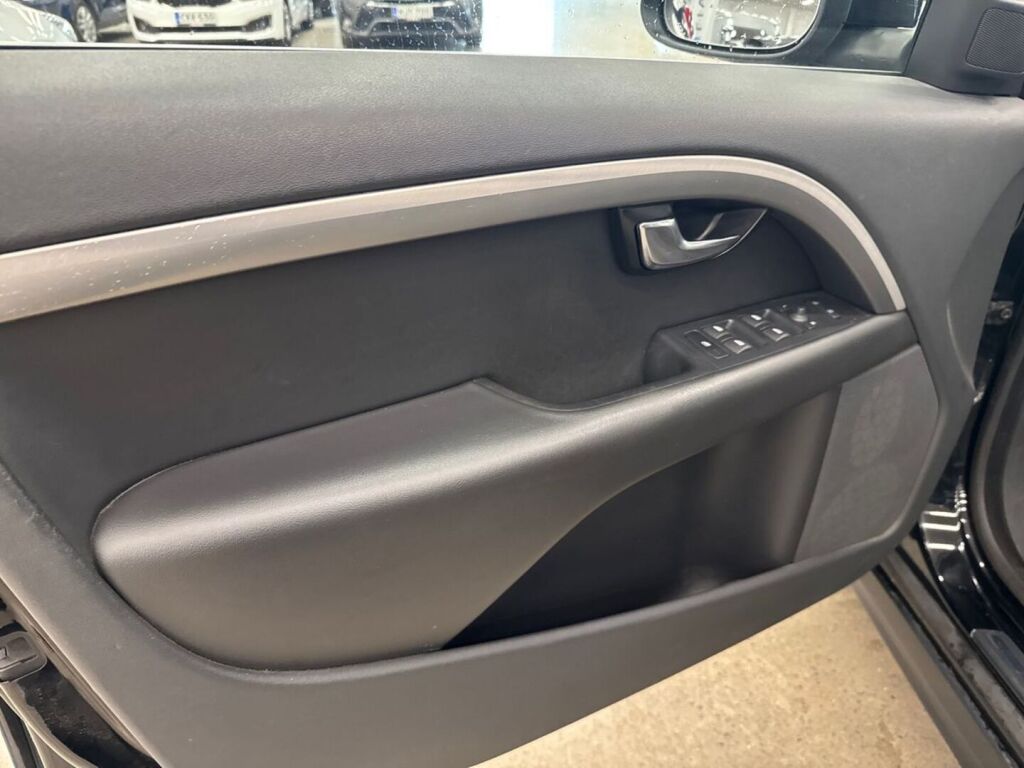 Volvo V70 2011 Musta