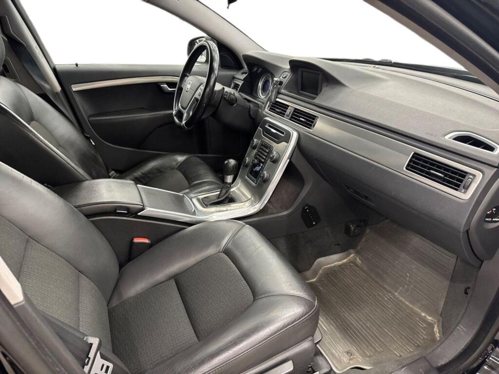 Volvo V70 2011 Musta