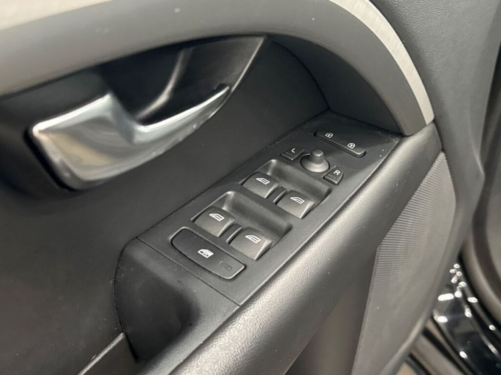 Volvo V70 2011 Musta