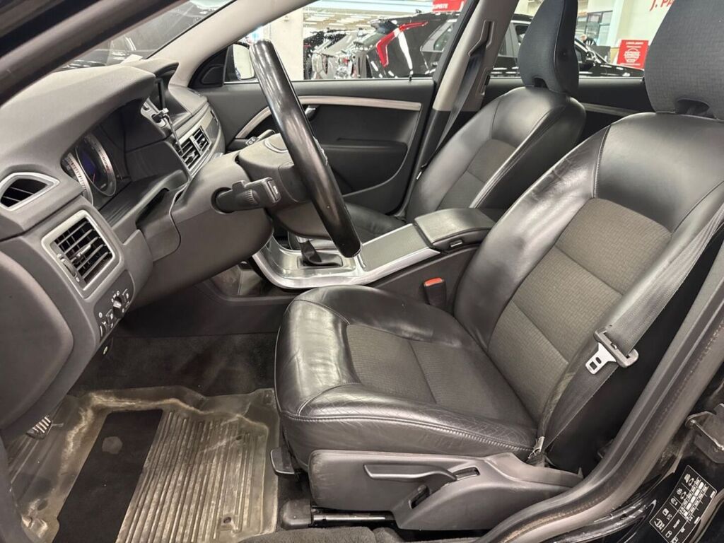 Volvo V70 2011 Musta