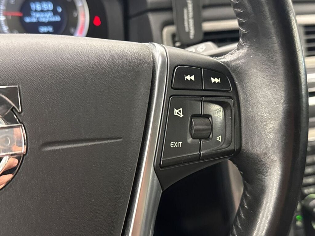 Volvo V70 2011 Musta