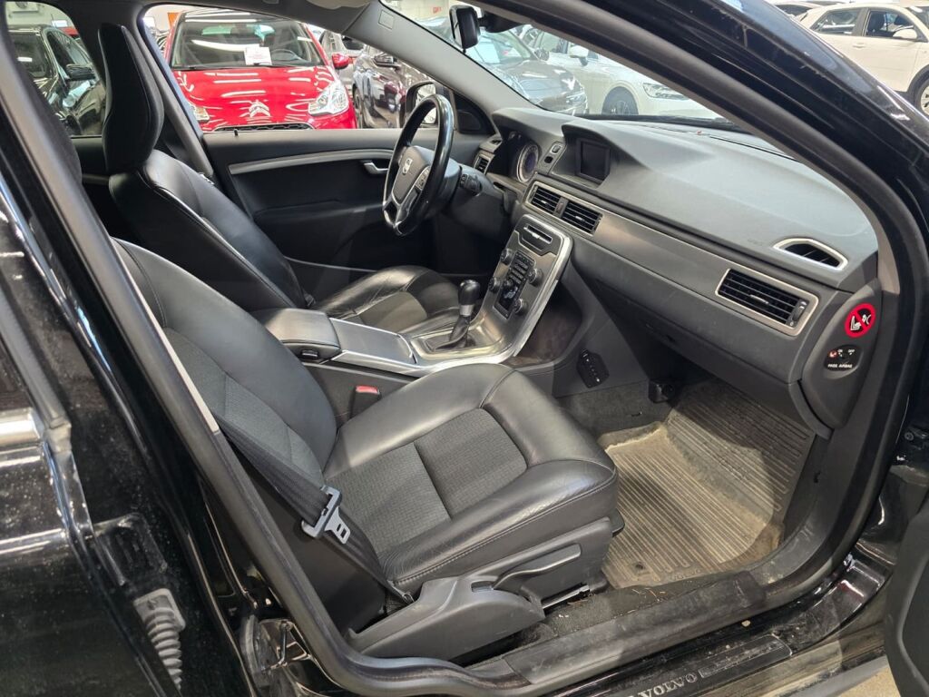 Volvo V70 2011 Musta