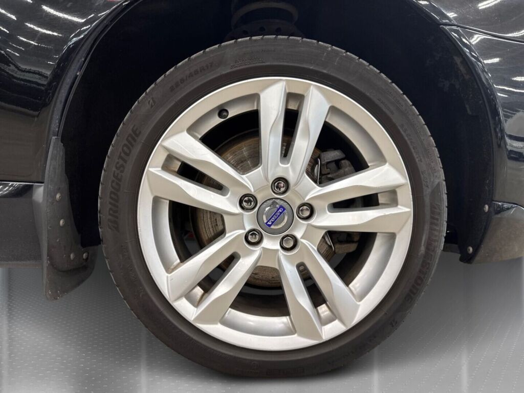 Volvo V70 2011 Musta